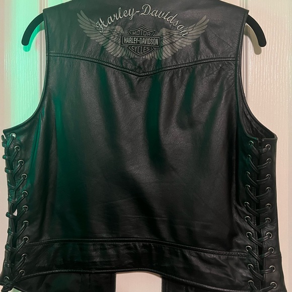 🏍️ 🎄 Vintage Ladies Harley-Davidson leather vest. Only worn a few times. - Picture 2 of 7